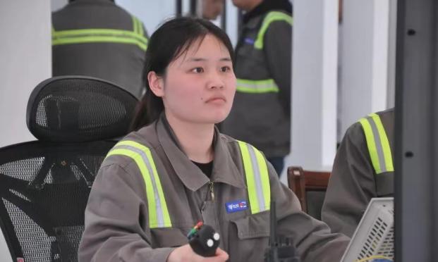 28岁211法学女毕业生李丽，考公失利、当实习律师收入微薄，后来转行到宁波北仑码