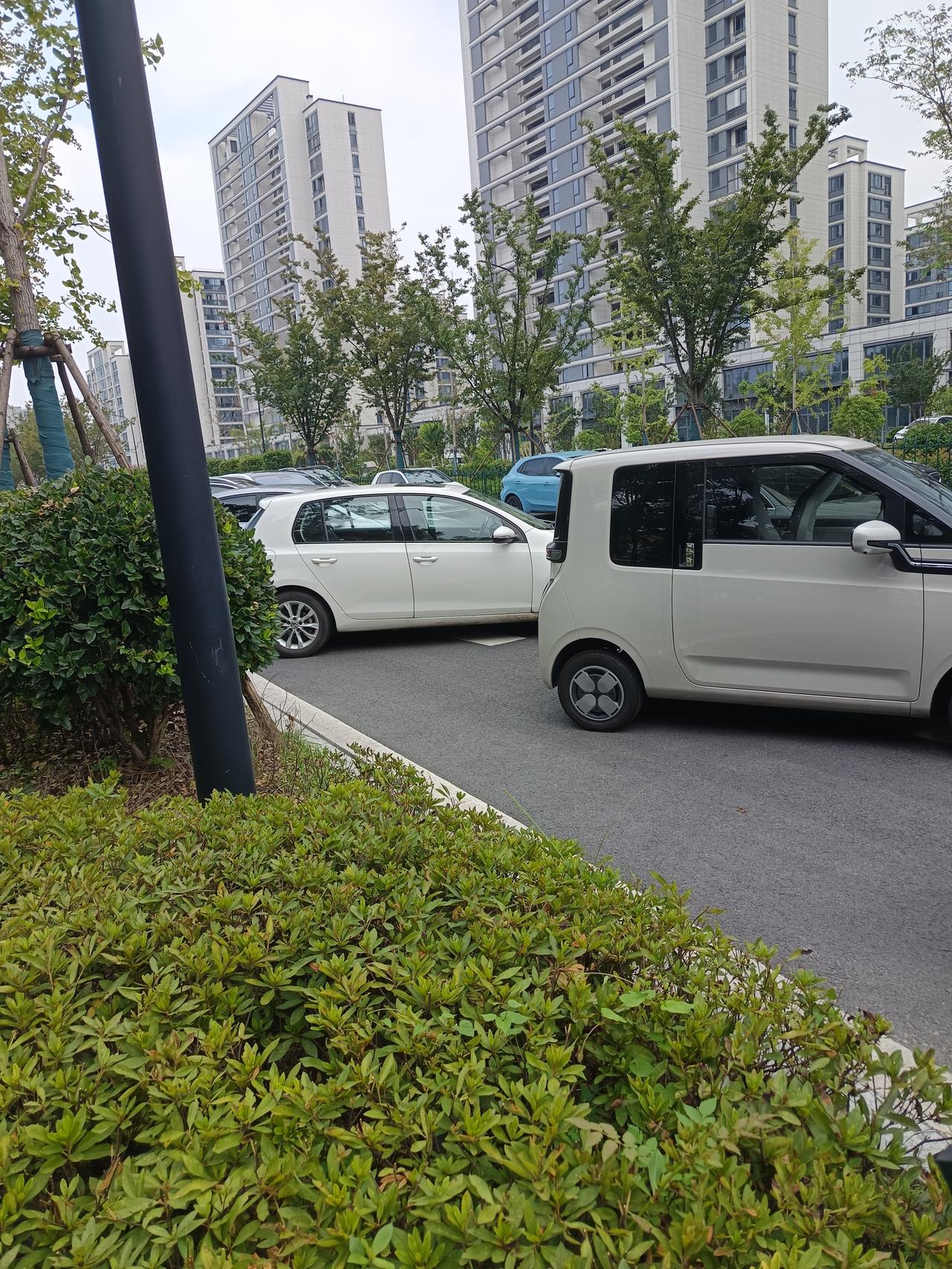 接高中生放学，一个车位让我读懂了内卷
      孩子下午两点放学，我正午十二点