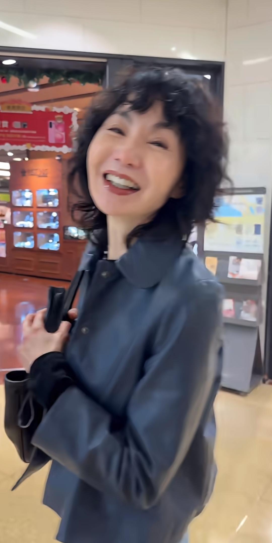 张曼玉，从她身上感觉到，这卷发配皮衣这么好看。