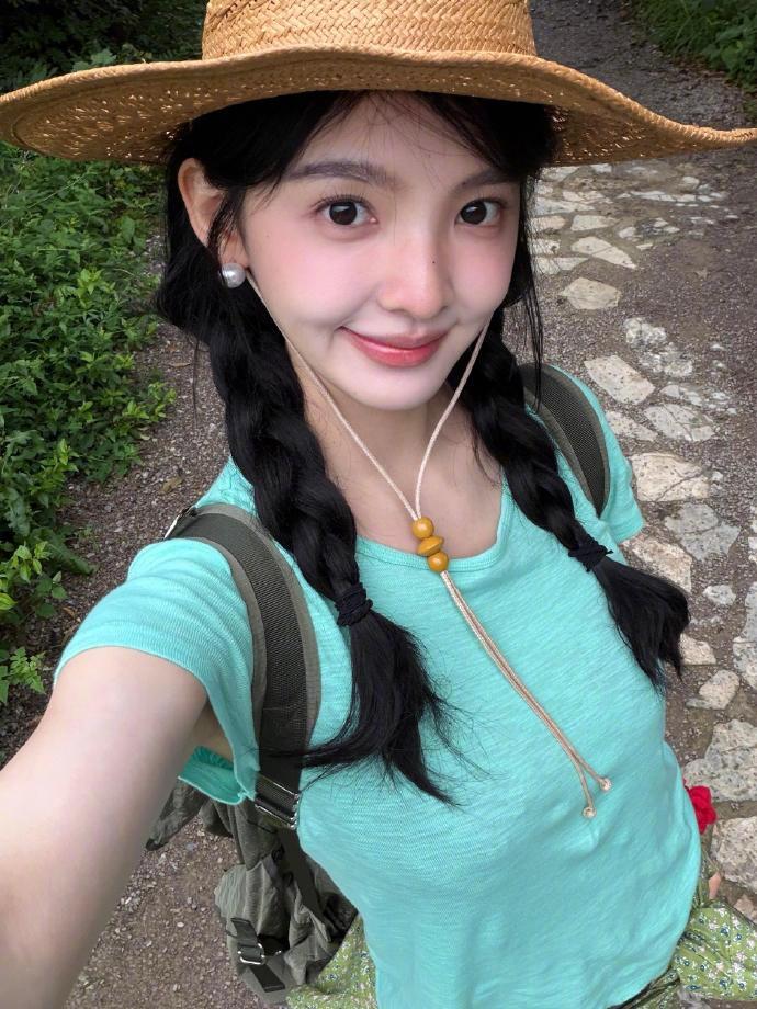 谁不想像章若楠这样随手就出片 谁不想旅游的时候就这样随手就能出片 氛围感浑然天成