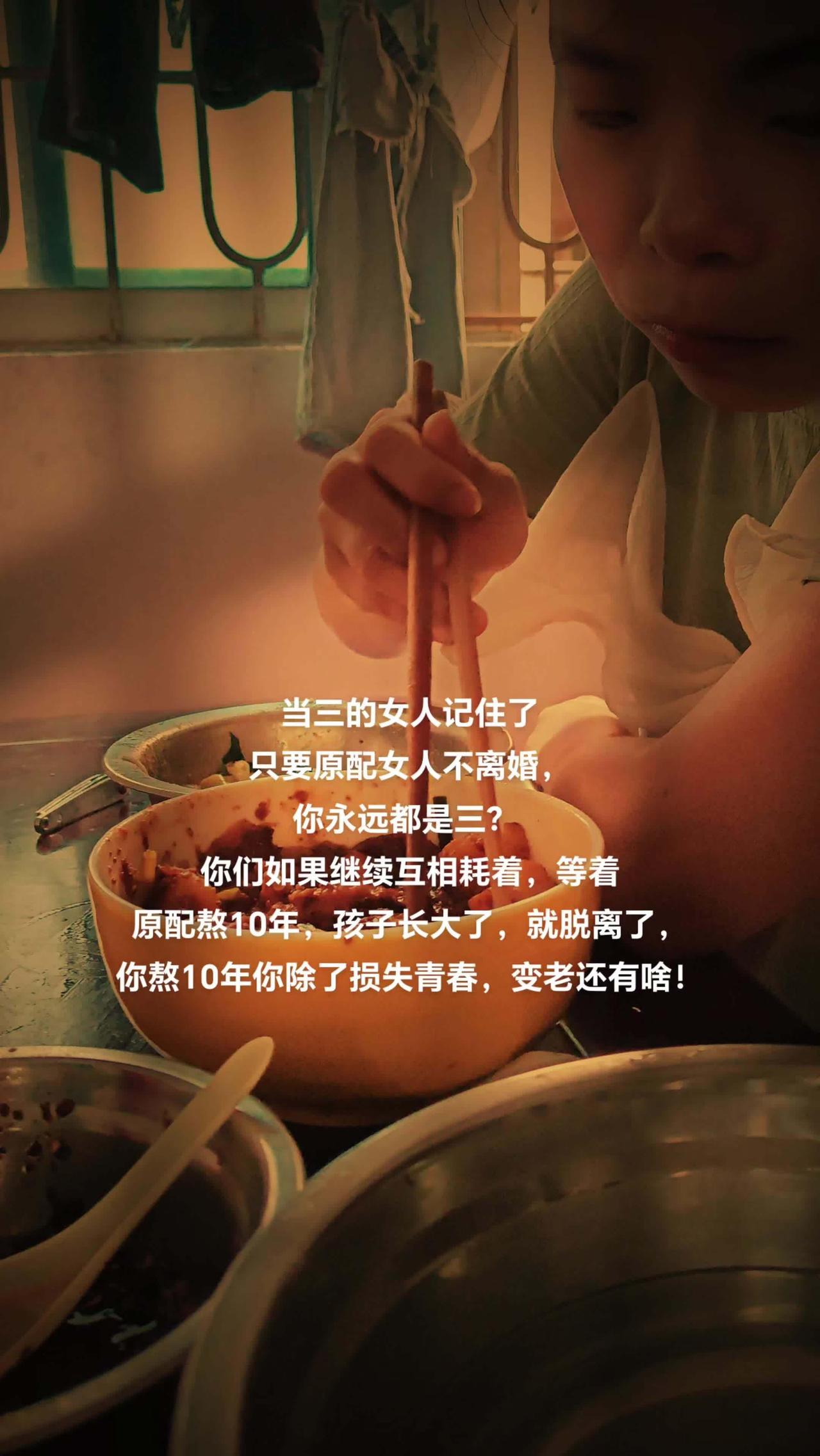 直接说吧，林晚的故事真是挺让人唏嘘的，四十八岁，已经在别人的婚姻里待了二十年，她