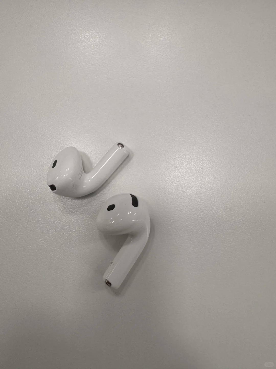 不会只有我一个人买的Airpods 5，耳机头接缝这么明显吧！！这还是Apple