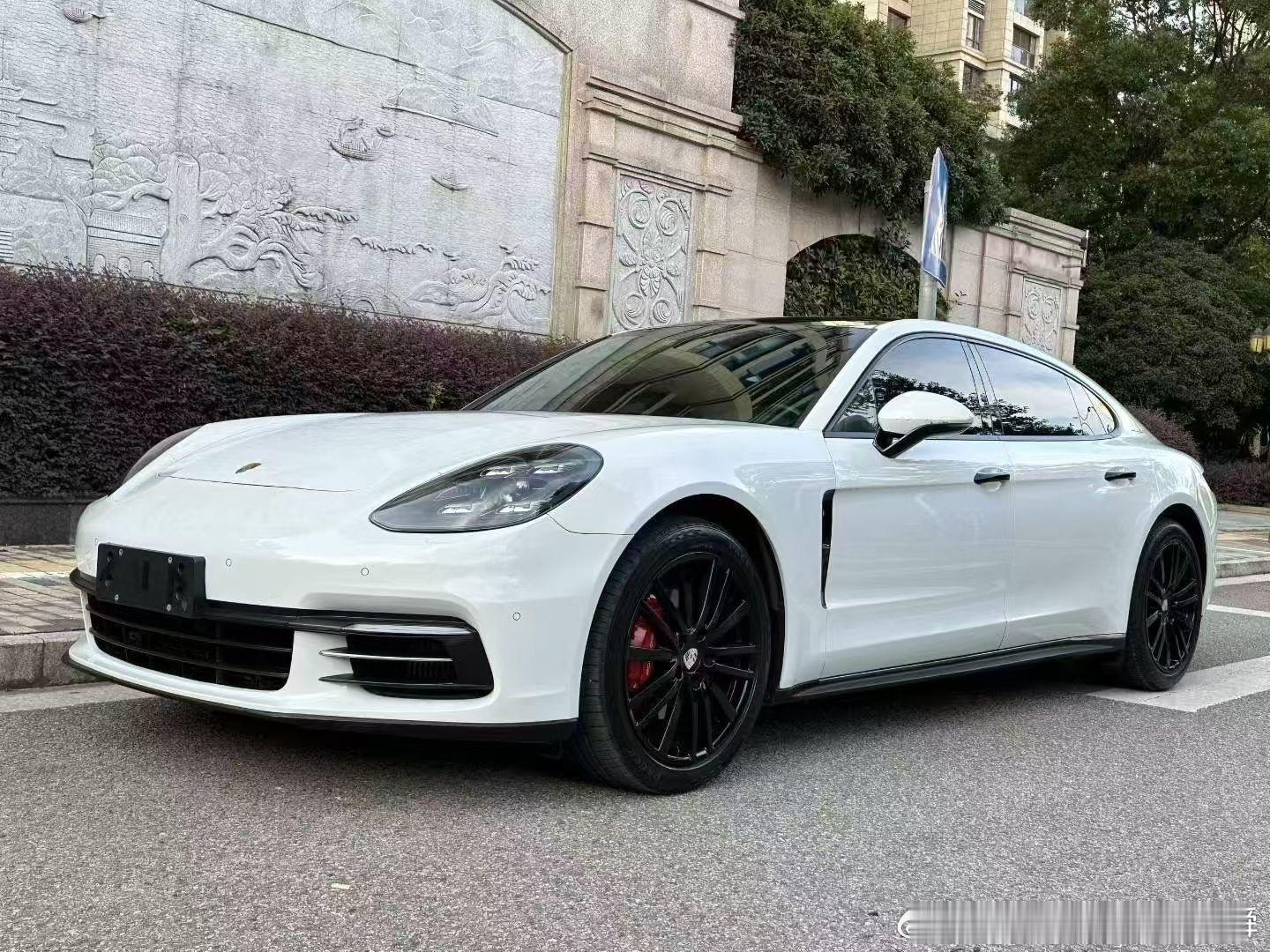 保时捷Panamera 行政加长版20年11月上牌。本地一手车，实表4万公里，精