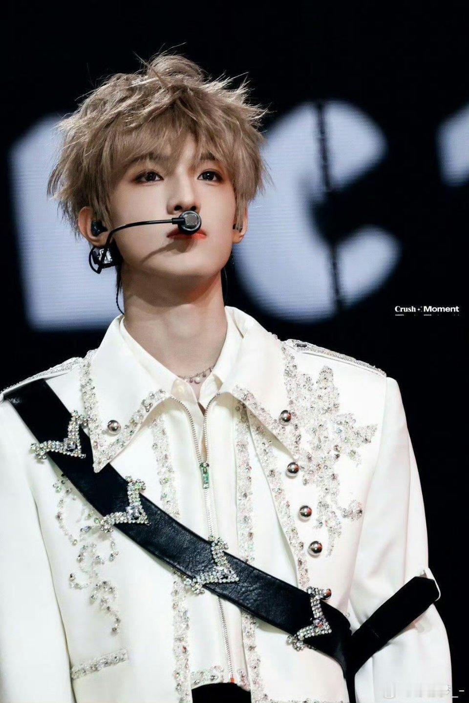 张泽禹伞吹歪了发型都没乱张泽禹在海边拍 ELLE 出发图，伞吹歪发型却稳如泰山，