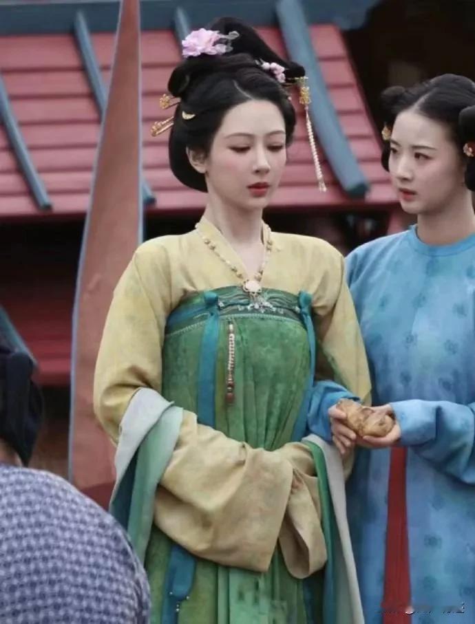 这样的杨紫漂亮是漂亮，但是她的直角肩，小锥子脸，穿上唐装，总少了点什么，说不上来