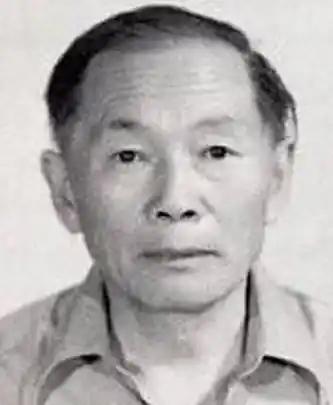 1989年的美国，几名中情局探员突然出现在一位中国老人的家门口，出示证件后，直接