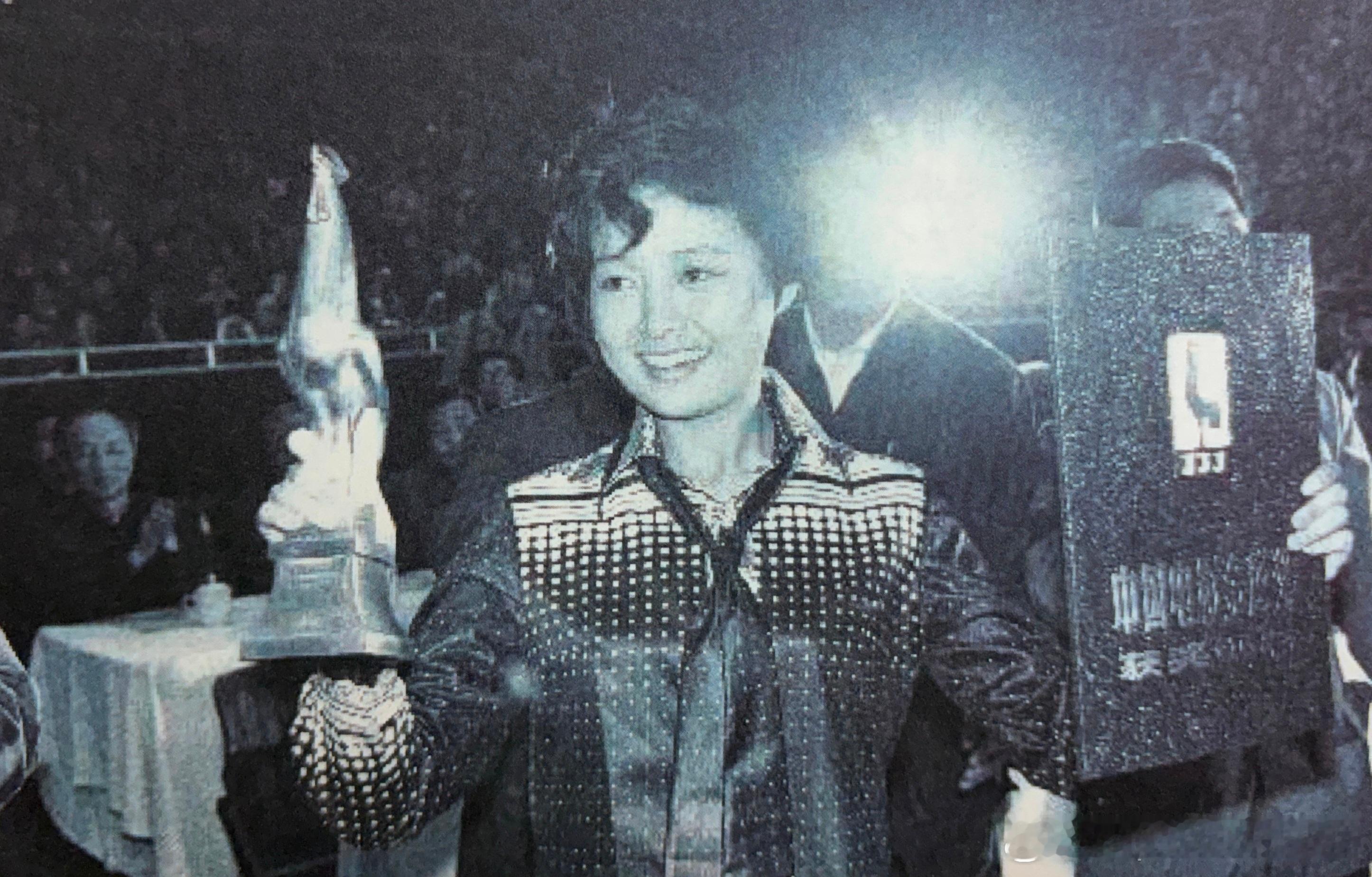 1981年5月23日张瑜凭借在影片《巴山夜雨》中饰刘文英，获得第一届中国电影金鸡