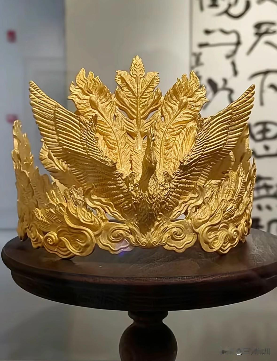 网红张凯毅结婚时的4斤黄金凤冠
就这么一个东西手工费要20万？
本来还觉得是熊孩