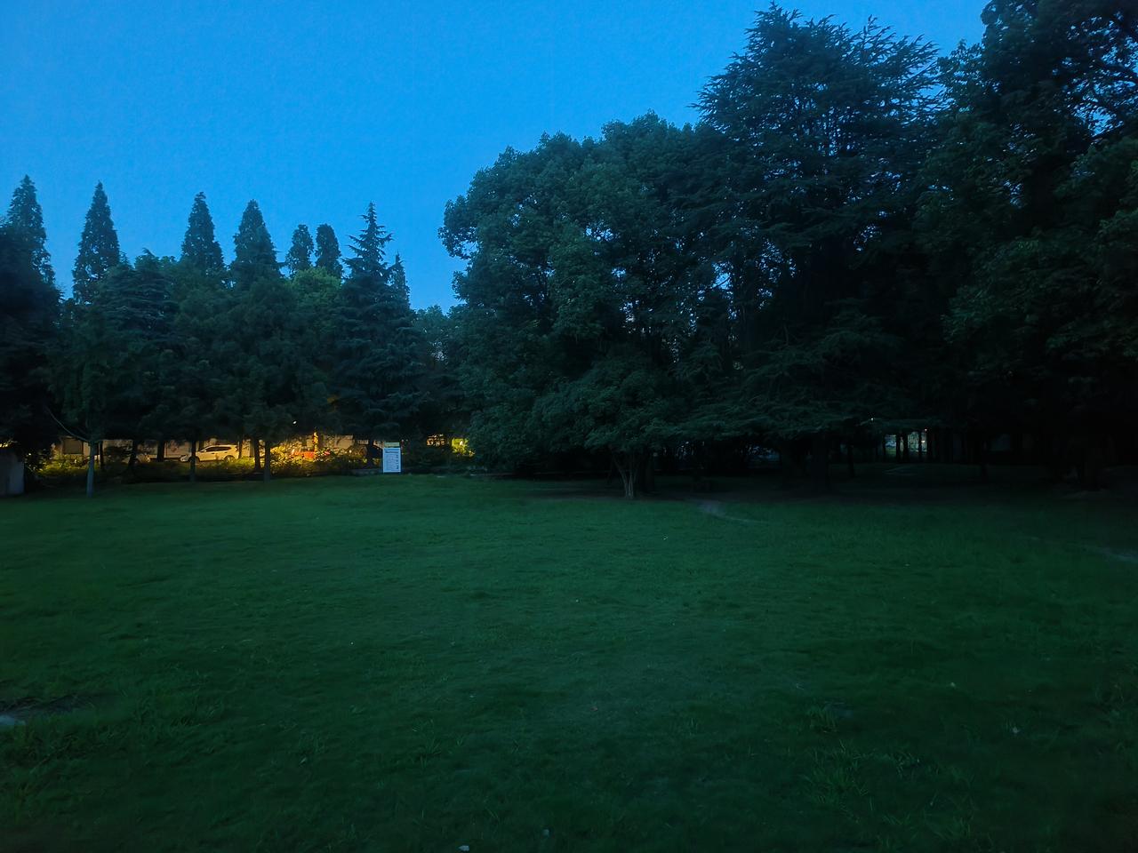 今天太热了，在夜幕到来之前，还是出来走一走，活动活动，小小的运动就把上衣汗透了，