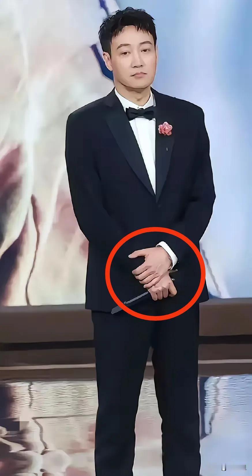 真相了！
辛柏青在北影节开幕式被大家冷落，他独自一人在最后面，脸上是略带苦涩和尴