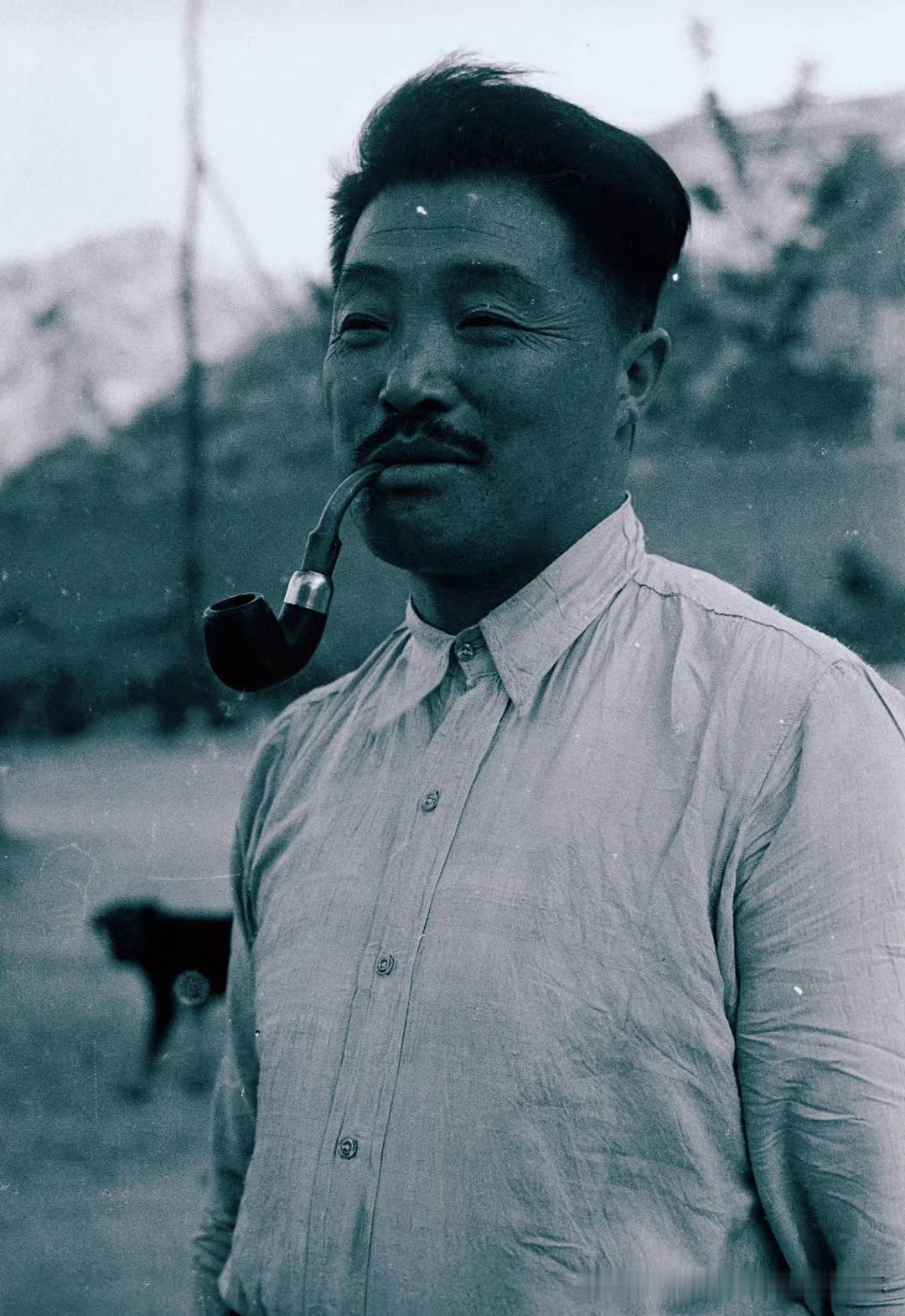 1944年贺龙在陕北