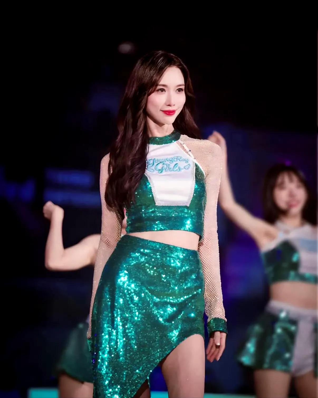 林志玲穿啦啦队服跳女团舞！
51岁林志玲在新竹篮球赛开幕战中以C位领跳少女时代《