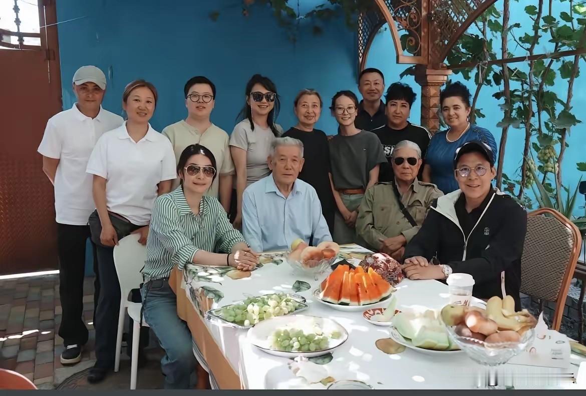 霍启刚兑现了承诺
9月初带着双方父母和三个孩子来到新疆伊犁，三代人全家出游，画面
