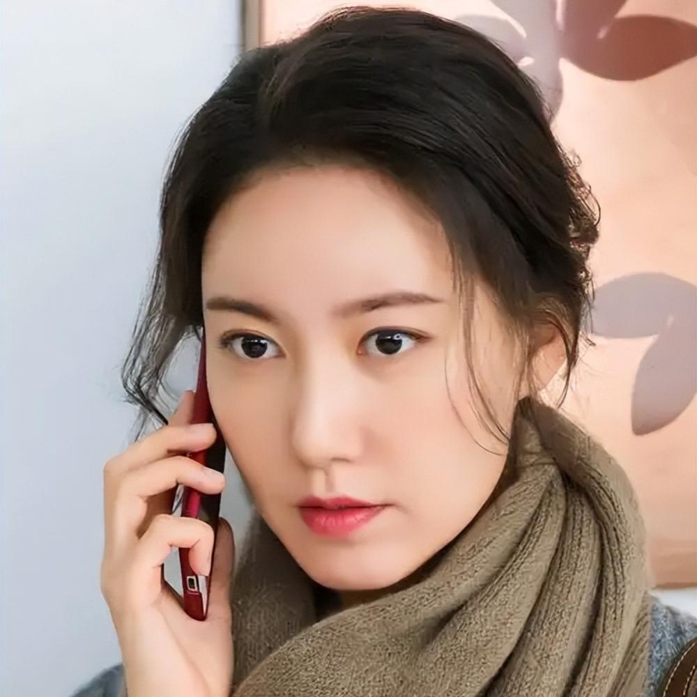 高露出道二十多年零绯闻，从不拿婚姻家庭炒热度，巅峰期低调隐婚，默默养育一双儿女。