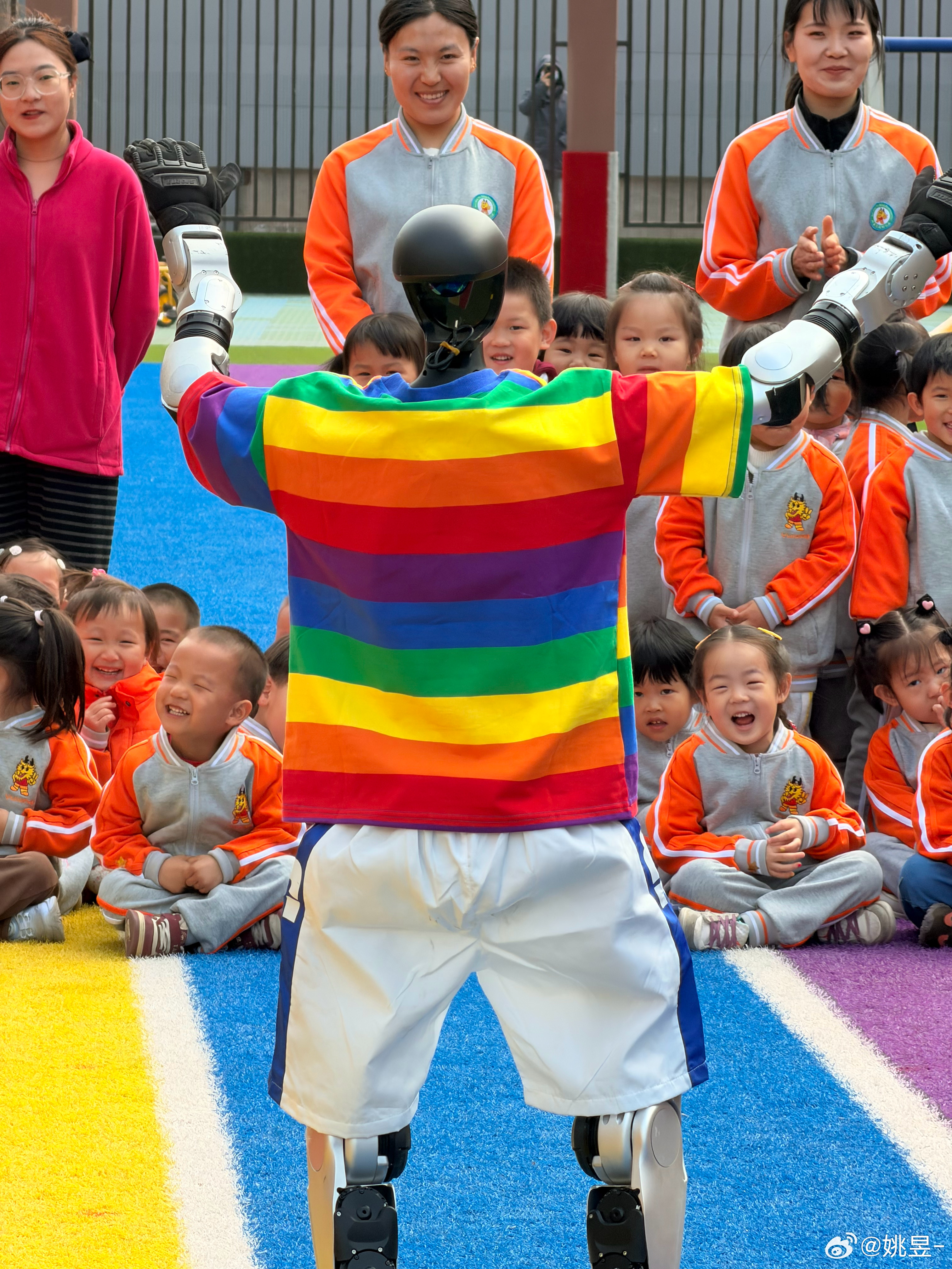 今天我的机器人被邀请去奶油幼儿园了！！！！啊，在幼儿园呆了一上午，太治愈了奶油内