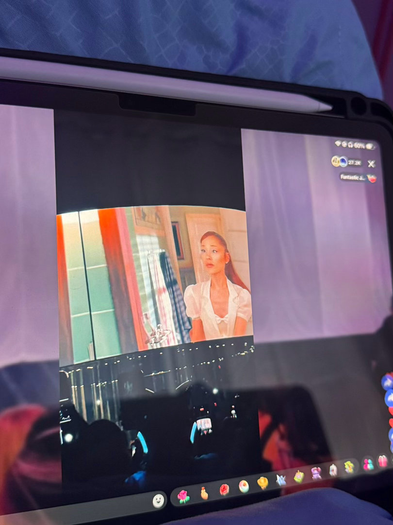 ArianaGrande  Ariana Grande为the eternal 
