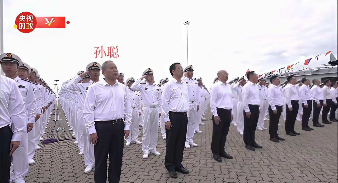 11月5日，我国第一艘电磁弹射型航空母舰福建舰入列授旗仪式在海南三亚某军港举行。