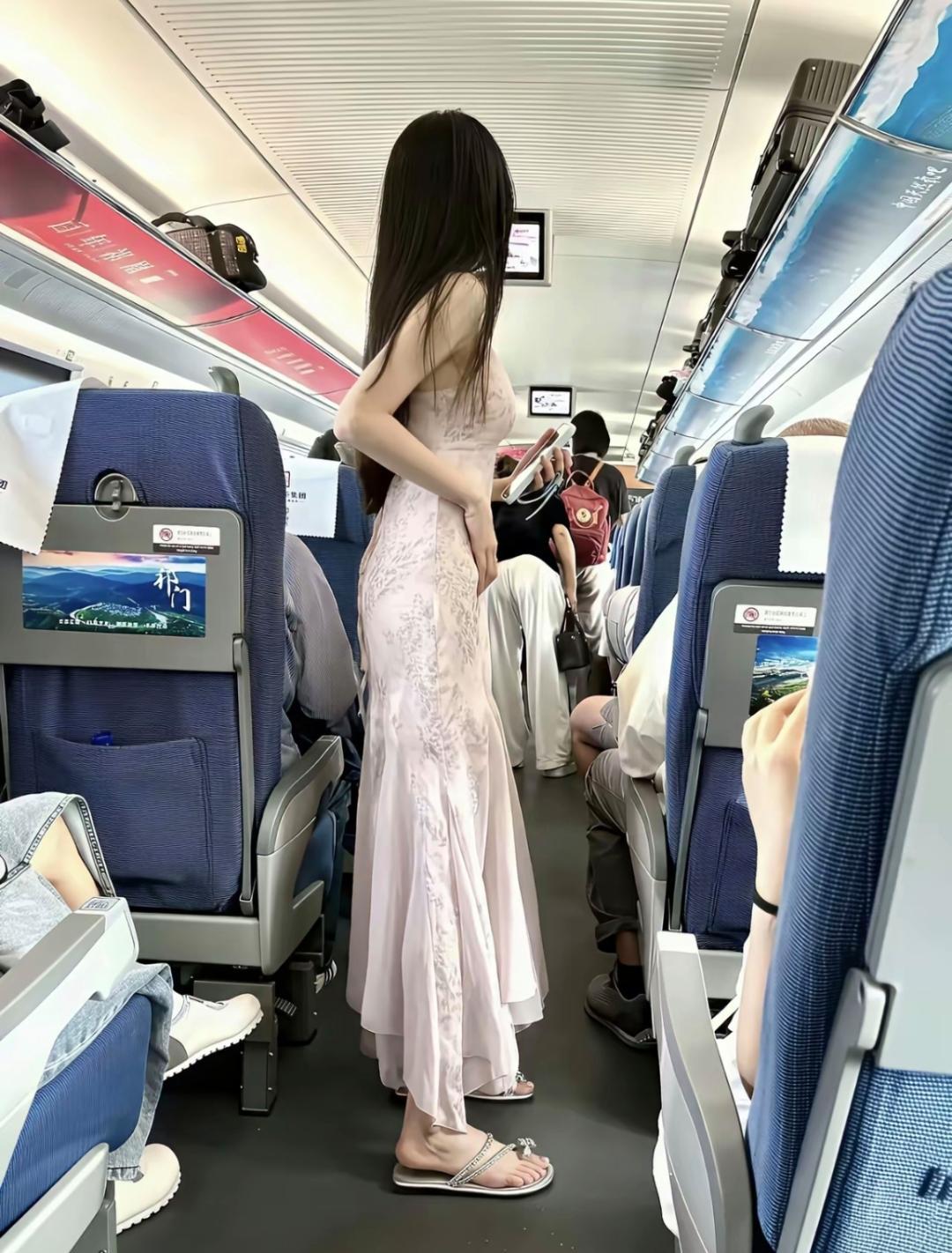 像油纸伞裹着的梦
在疾驰的时光里
站成了，
一节飘着淡淡清香的、
留下抹不去回忆