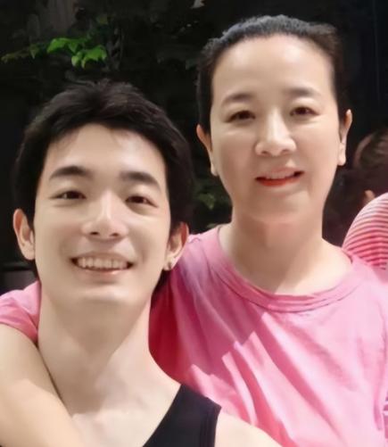 她是国家一级女演员，多次给坐轮椅丈夫戴绿帽，现在儿子也是演员。国家一级演员陈小艺