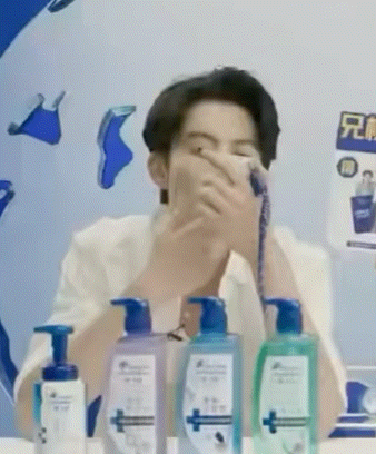 漂亮孩子照镜子😂 