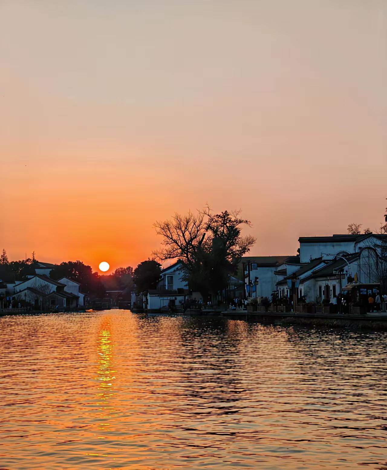 天净沙·水乡晚照
金熔落日西头，
青檐枕着温柔。
一橹星光碎不？
橹声如旧，
唱