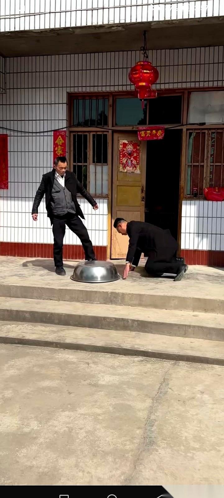 哎哟我去，这年拜得……简直是教科书级别的“社死”现场啊！儿子大过年的，规规矩矩捧