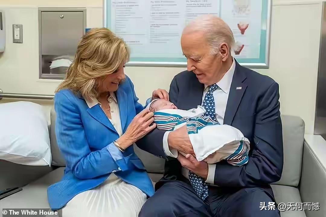 拜登已经看到第四代人了，他怀里抱着孙女的孩子，满脸露出慈祥的笑容，现在这老爷子是