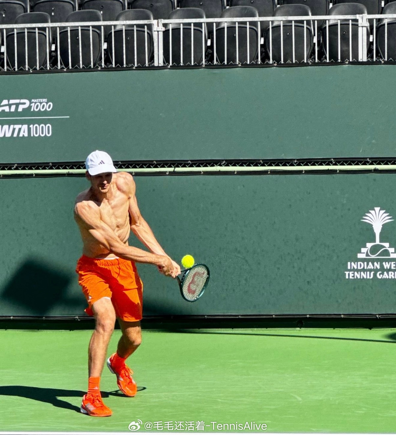 胡尔卡奇秀训练照片，化身肌肉机器。 