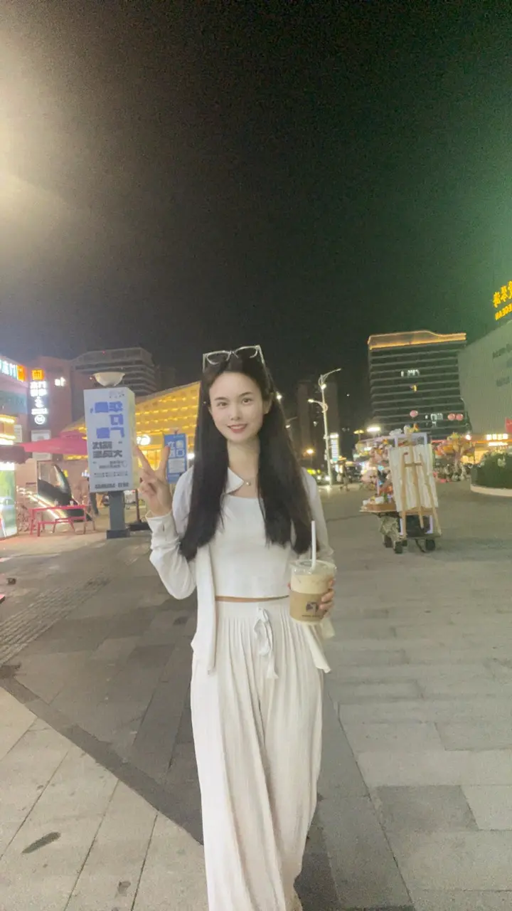 美女是一定要凶的，有钱的也是一定要凶的。不然谁都以为能来吃一口。