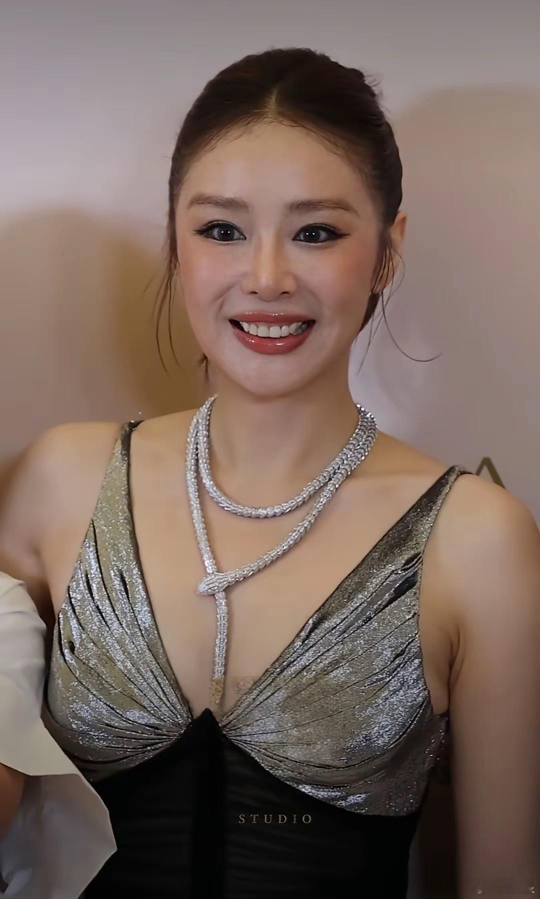高叶这身红毯造型好美，闪片礼裙搭配蛇形钻链，淡妆温柔又有松弛感。 