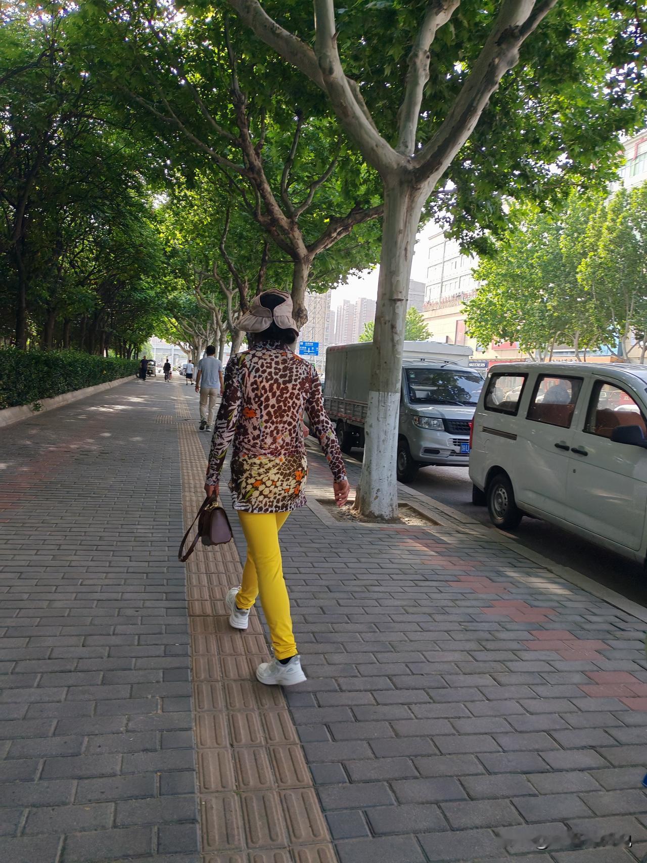 养儿子的家庭有点卑微了。昨天我碰到媛姐，她正准备去买螃蟹和土鸡再去亲家家里，就为