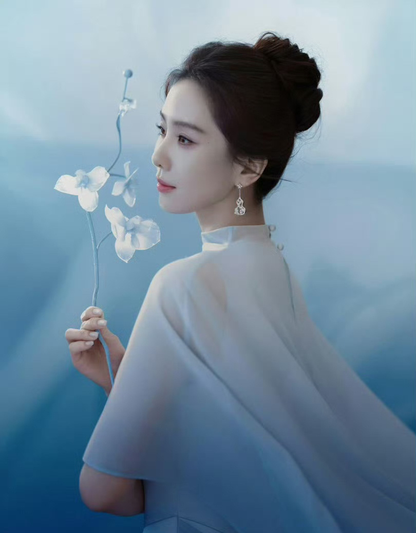 刘诗诗今日线下活动造型出图，如传世的青花瓷自顾自美丽！ 