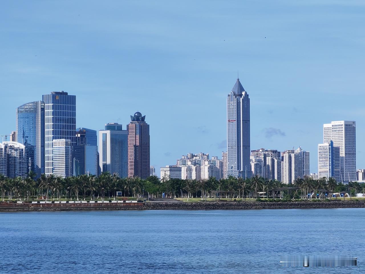 海口的天际线！滨海大道国贸这一段高楼大厦楼鳞次栉比，风光旖旎。是全海口高楼最多的
