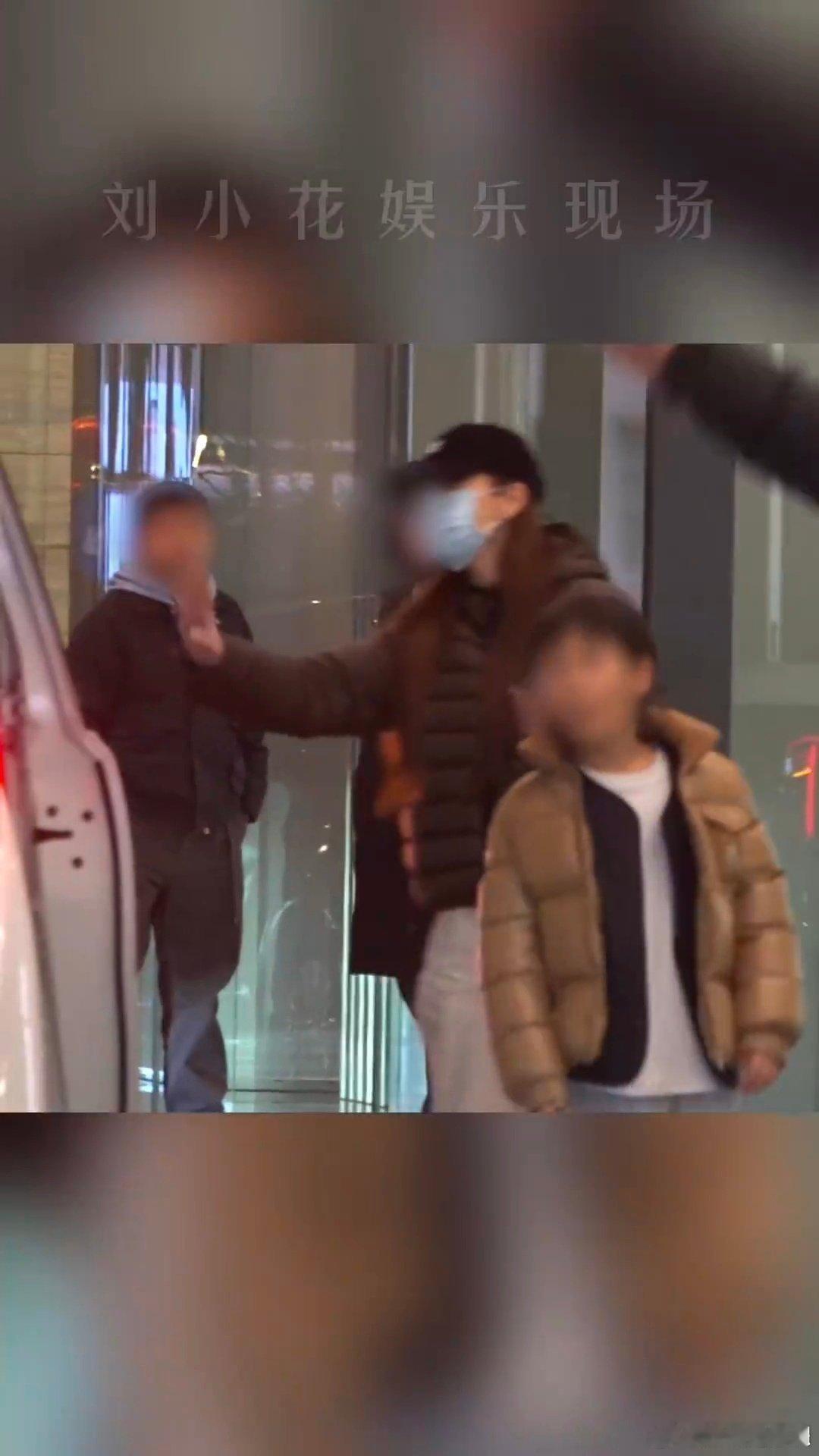 曝angelababy只要有空就带娃 好妈妈上线！被拍带小海绵聚餐，全程守护。小