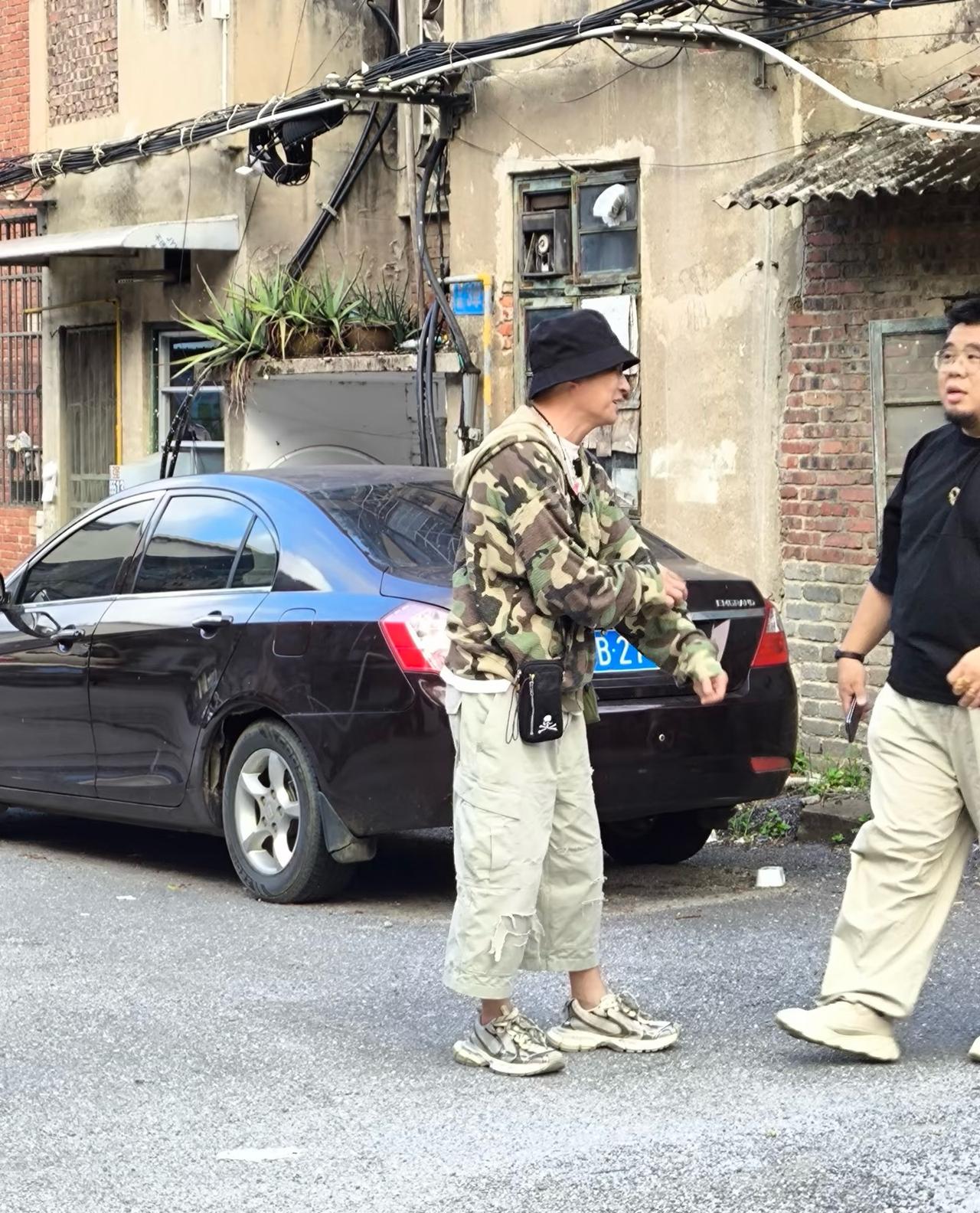 这是吴镇宇吗？又来柳州了？

今天下午在小区偶然碰到了一个带团队拍摄的人，看起来