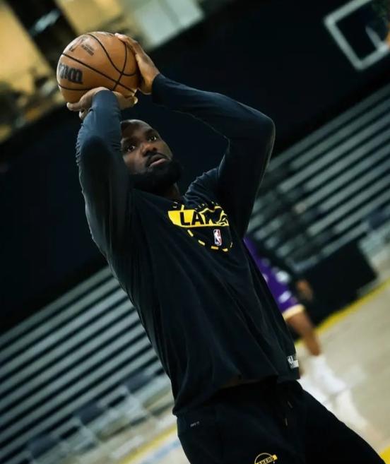 下面是一条关于湖人的重磅坏消息！今天湖人将会坐镇主场迎战公牛，让人感到特别忧虑的