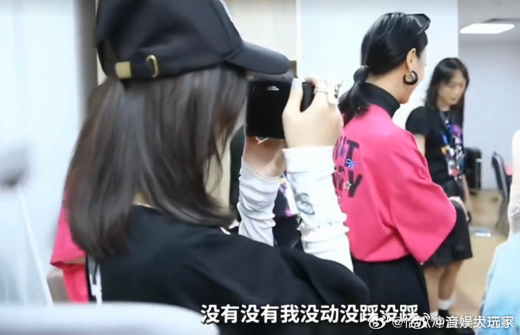 #赵丽颖站姐初体验给了张碧晨##赵丽颖站姐初体验# 赵丽颖站姐初体验给了张碧晨，