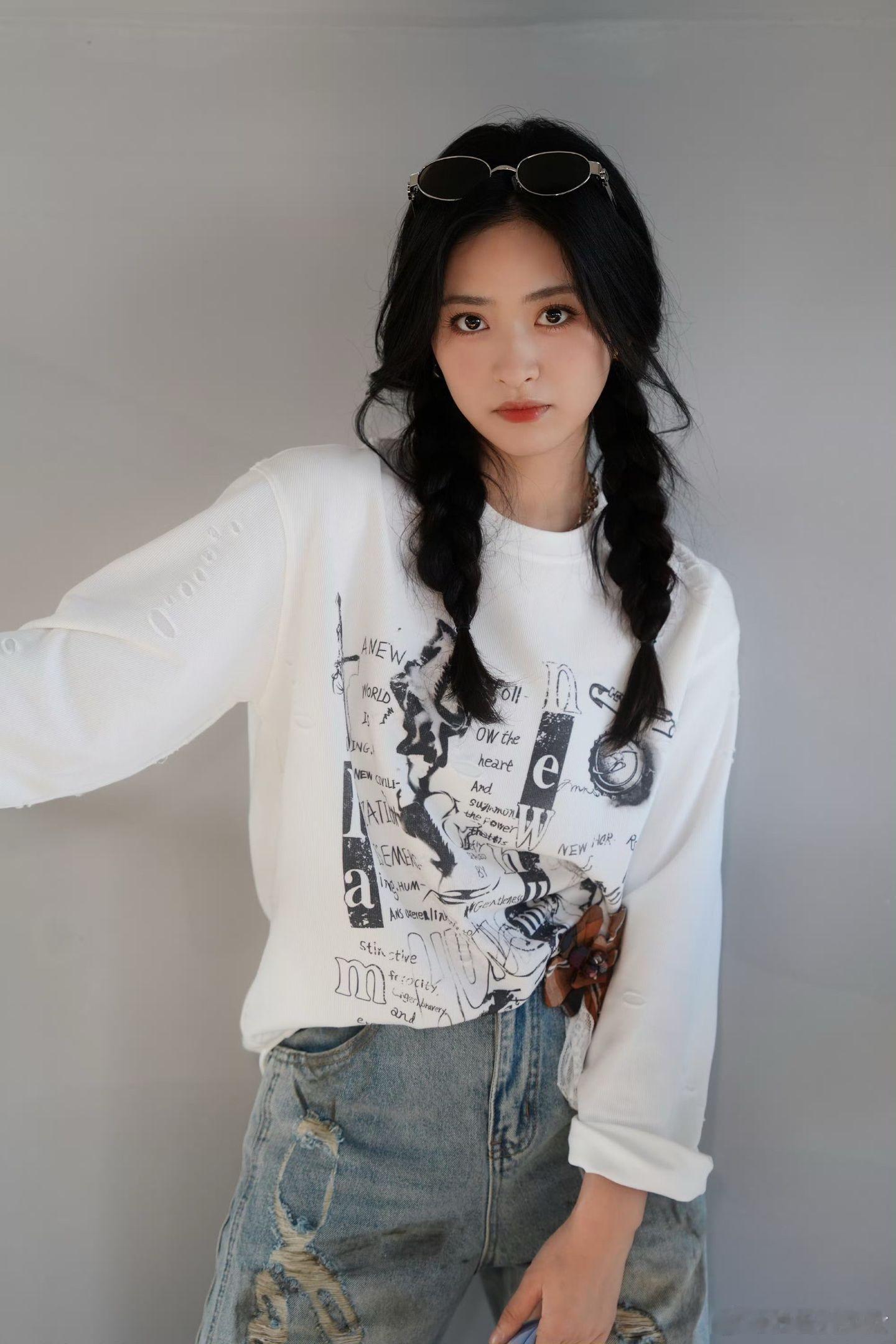 沈月喊村里小朋友去客栈吃烤肠路人偶遇沈月录制综艺暖心瞬间，非节目环节，自发邀请当