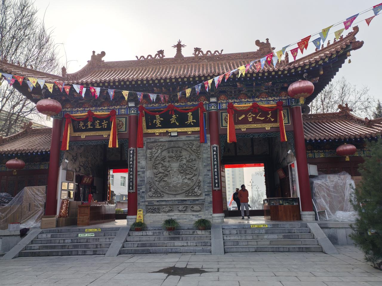 咸阳中五台位于咸阳市渭城区东风路北段，是中国本土教道教的一个重要活动场所。中五台