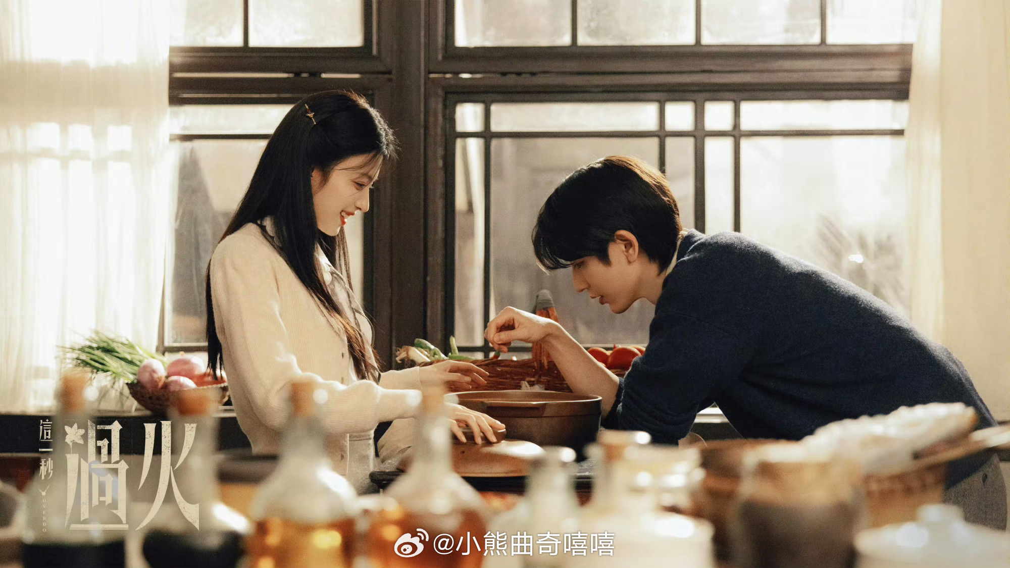 导演在张凌赫王楚然后面嗑美了这一秒过火腾讯惊喜三连导演蹲后边偷看他俩对手戏，这吃