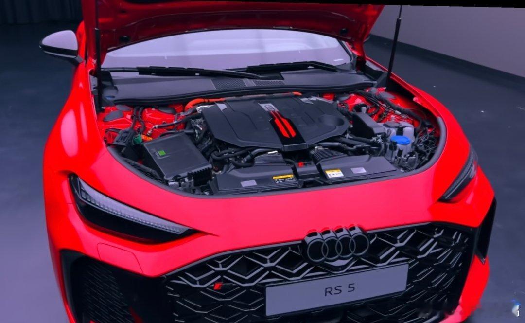 刷到了奥迪新一代RS5 Avant的视频，忍不住一个劲的截图，这原厂夸张大宽体，