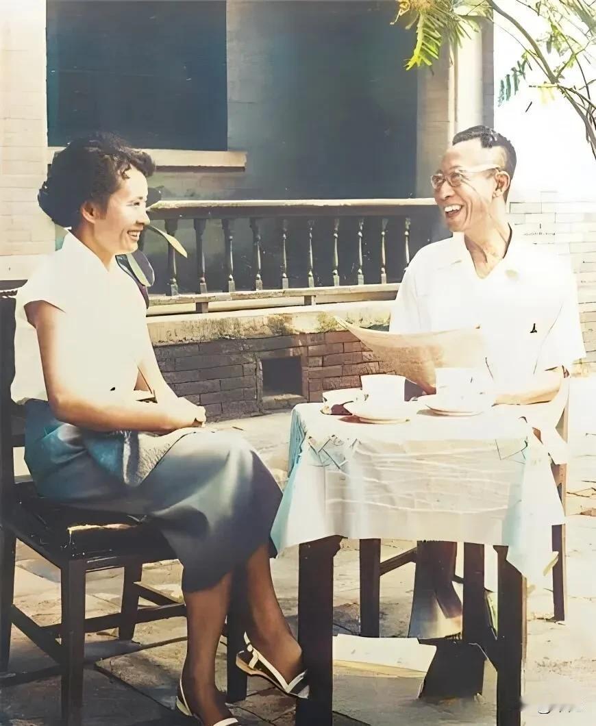 新婚之夜，溥仪一直看书，不入洞房。李淑贤万念俱灰，大骂溥仪是骗子，并提出离婚。