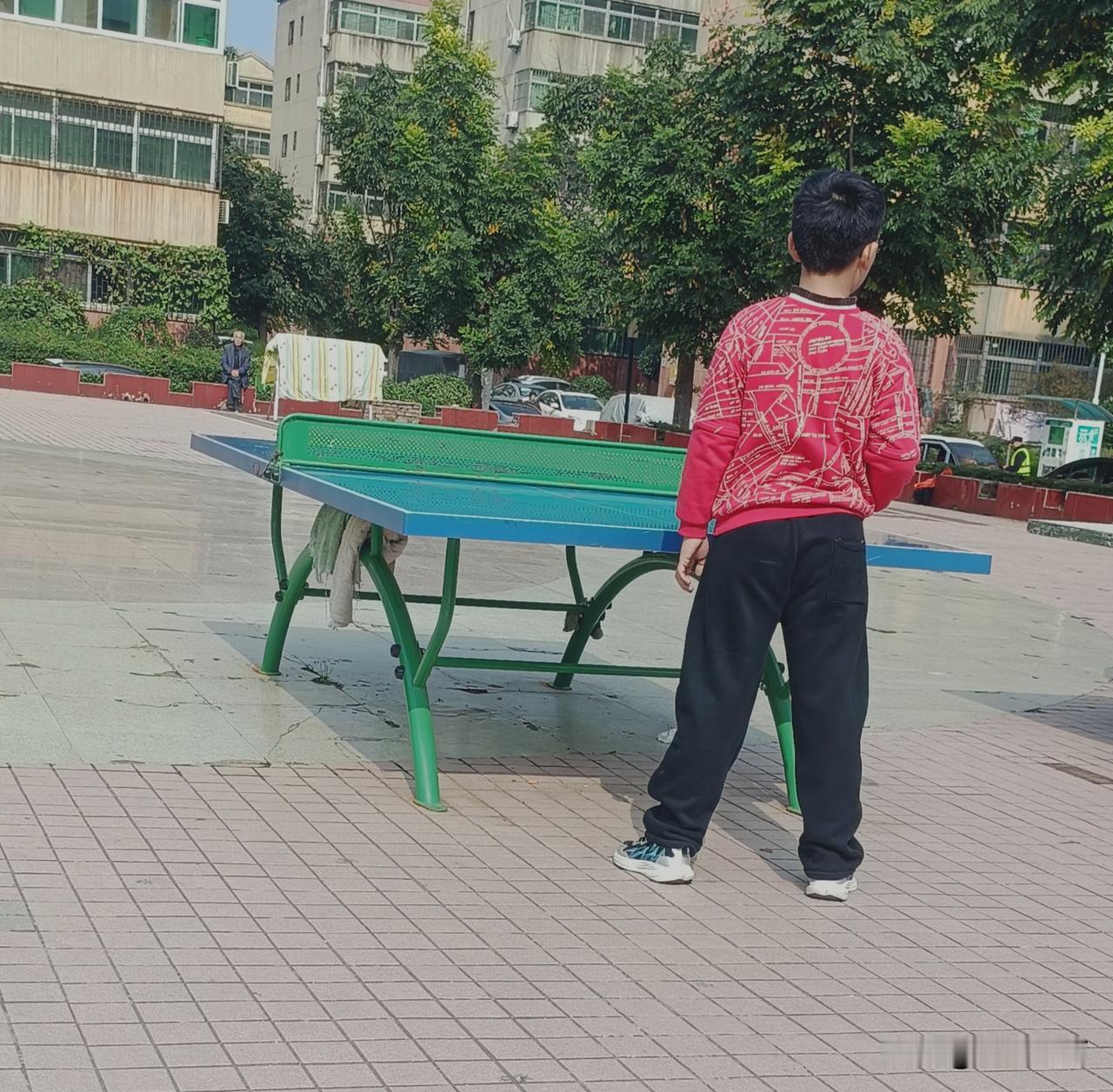 大家发现了没有
现在小学生戴眼镜近视太多了，我孩子上五年级，一个班52个孩子有一