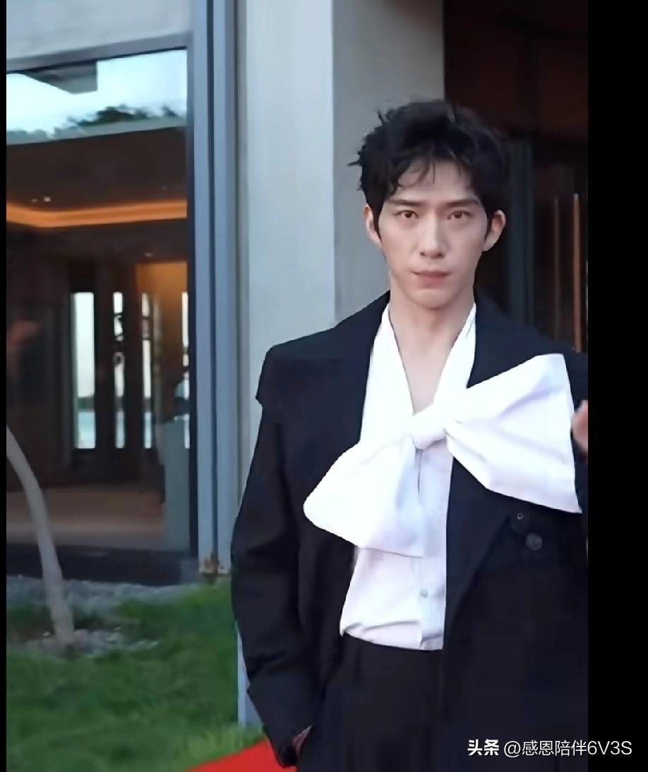 井柏然看起来好疲惫啊，感觉他最近是不是没休息好，人都有点不在状态。希望他能好好睡