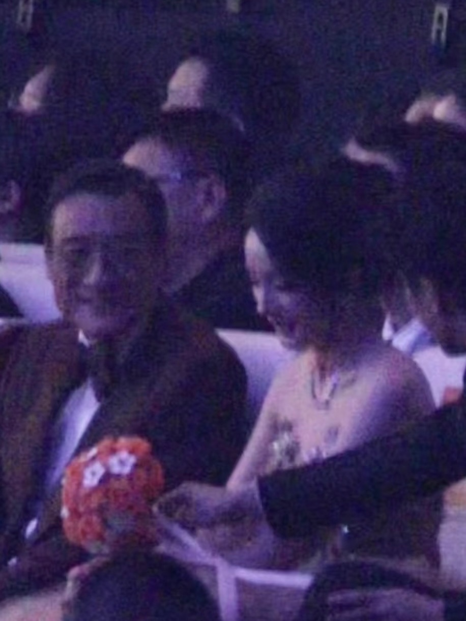 心软算刘昊然给杨幂送花刘昊然把花送给杨幂