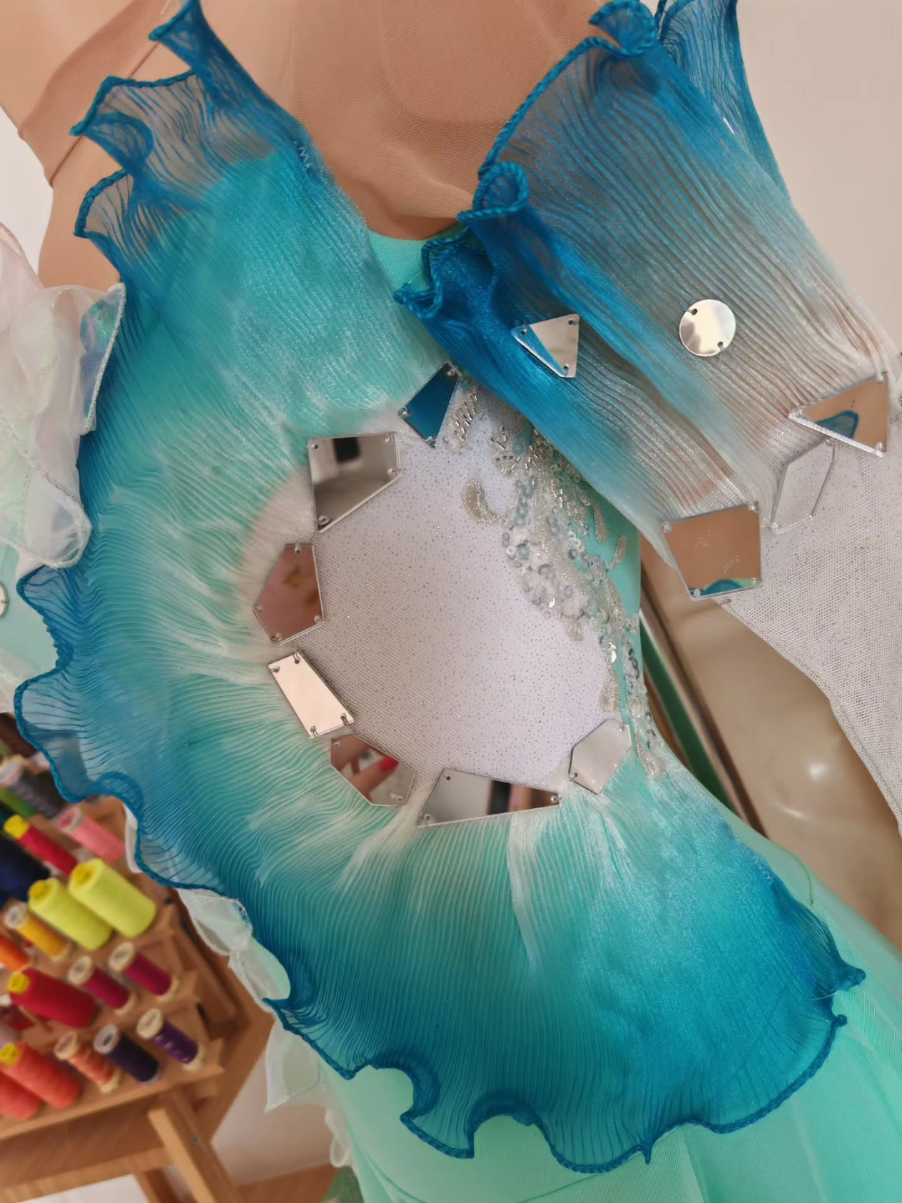 收集花样costume 花样轮滑一件惊为天人但局部比整体好看的裙子，设计师MJ_