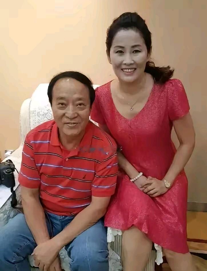 牛群和前妻离婚后，至今没有再娶，独自生活，过着平常人的日子，生活低调，平时和朋友