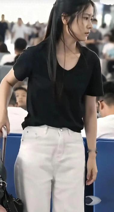 最近网上疯传着一段高铁候车厅里的偷拍视频——镜头里的女孩，全身上下没有一个大牌 