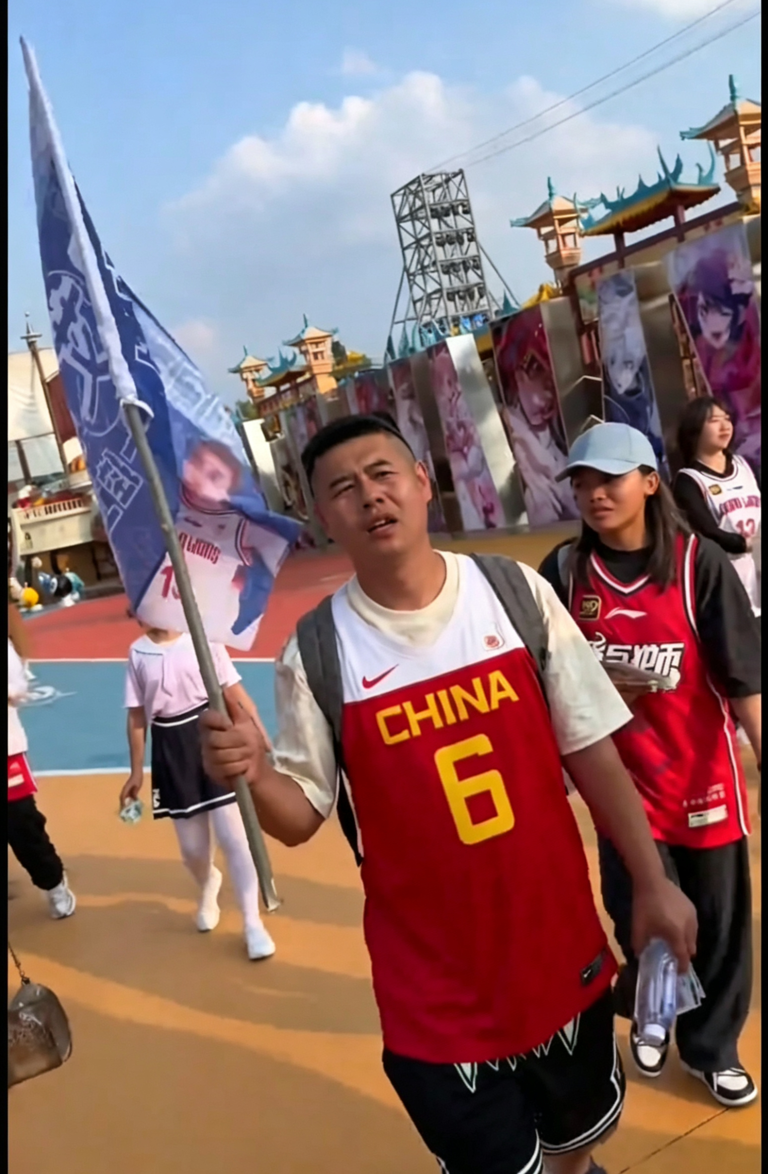 自从郭艾伦膝盖韧带断裂，子琪也没有收入来源，已经去了海对面了。 