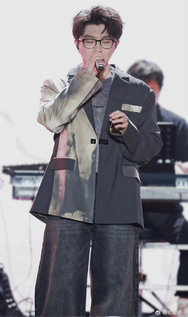 毛不易梦到哪句说哪句毛不易舔下嘴唇能被自己毒死 毛不易音乐节的互动太绝了！句句都